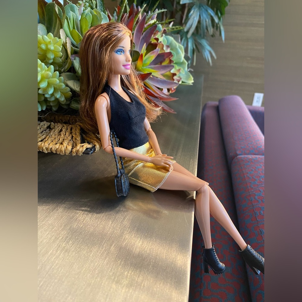 New Barbie Fashionistas - Teresa Doll - Picture 3 of 16